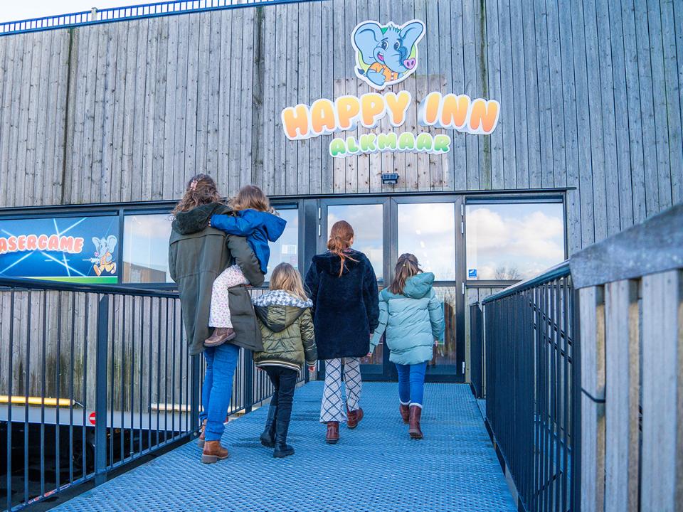 Gezin loopt naar de ingang van Happy Inn Alkmaar